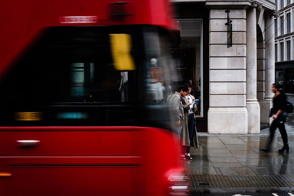 Ruas inglesas, Londres eu seus famosos ônibus vermelhos. 