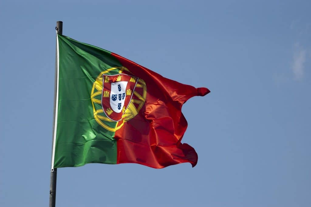 Bandeira Portuguesa. Estudar em Portugal com Enem.